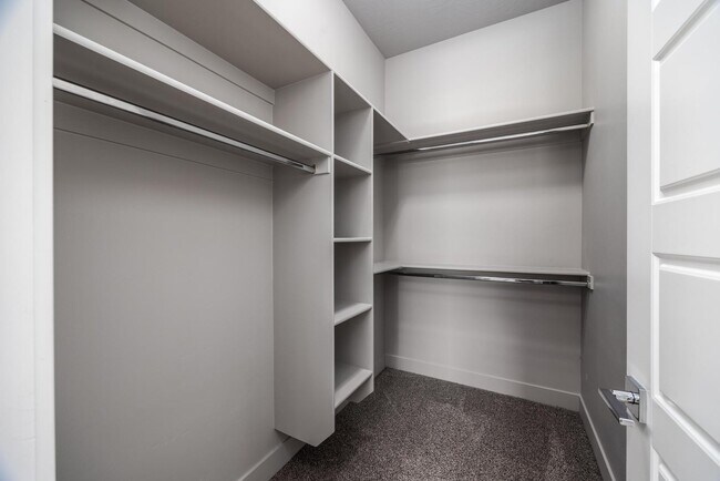 Building Photo - 1861 N Mountain View Dr