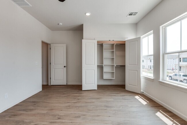 Building Photo - Urban living in Edmond