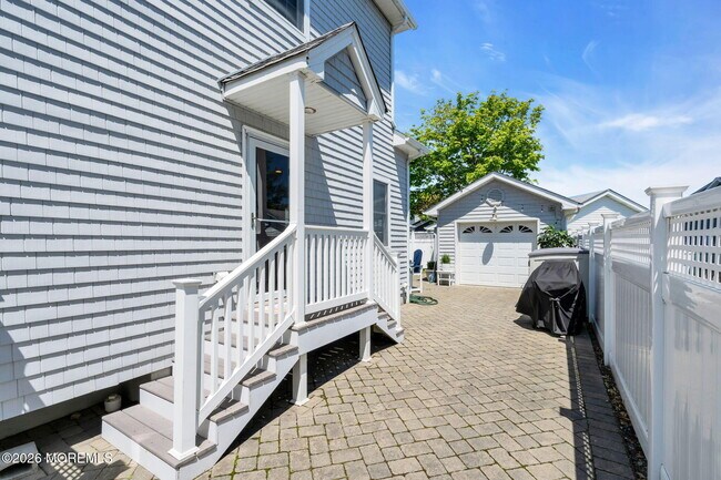 Building Photo - 310 18th Ave