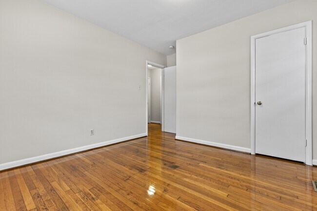 Building Photo - 257 Zandale Dr