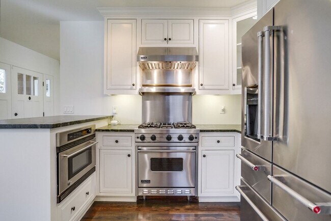 Building Photo - Beautiful 4 Bed/4 Bath Family Home w/pool - Upcoming and available at the end of April!