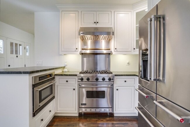 Building Photo - Beautiful 4 Bed/4 Bath Family Home w/pool Available Now!!