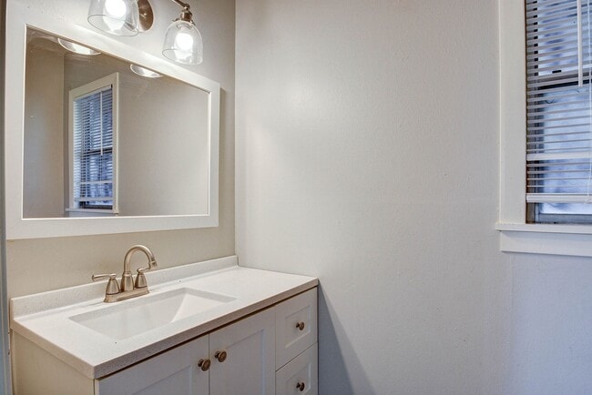 Building Photo - 131 Lakewood Dr