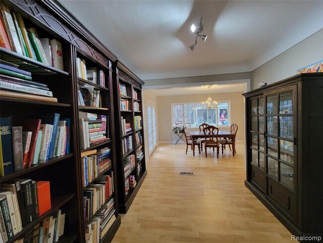 Building Photo - 18311 Norwich Rd