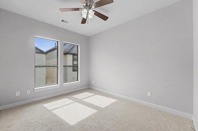 Building Photo - 634 Nagle St