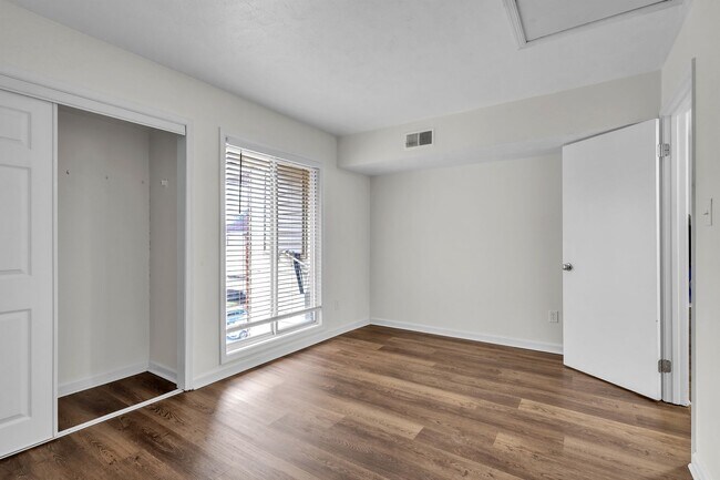 Building Photo - Almost New & Ready for you! Lovely 1 Bedroom/1 Bath Condo