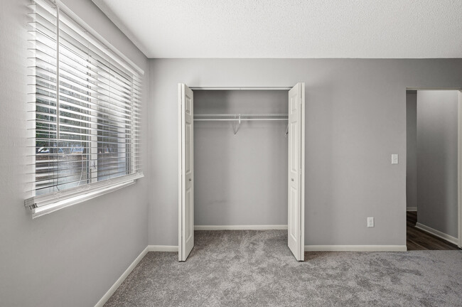 Building Photo - Rosco Apts-2720