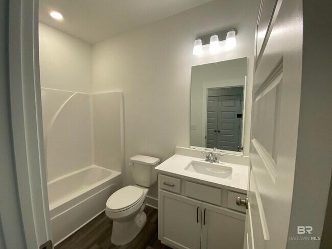 Building Photo - 510 Hardwood Ave
