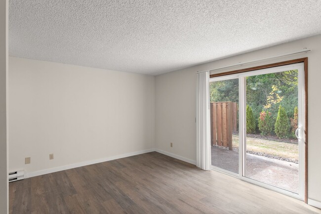 Building Photo - END UNIT!!  2 BEDROOM & 1 .5 BATH TOWNHOUSE