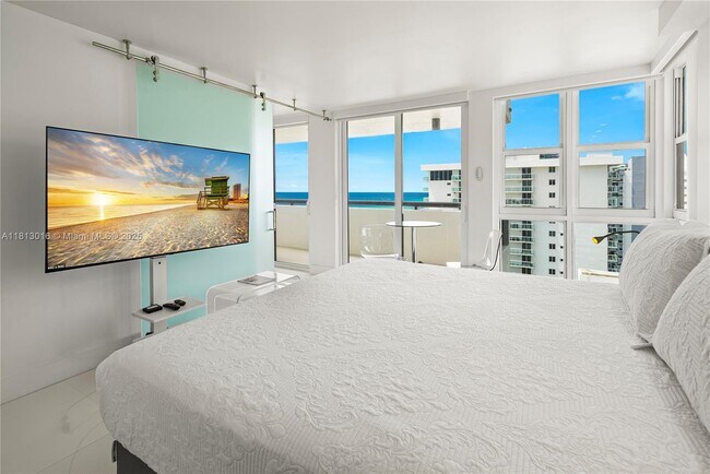 Building Photo - 2555 Collins Ave