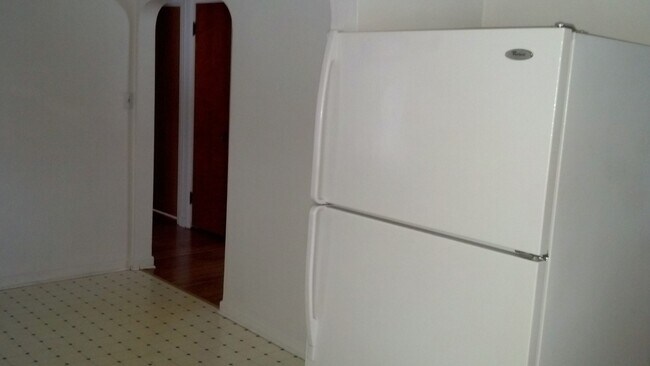 Building Photo - 3 Bedroom, 1 Bath Home with Hardwood Floors!