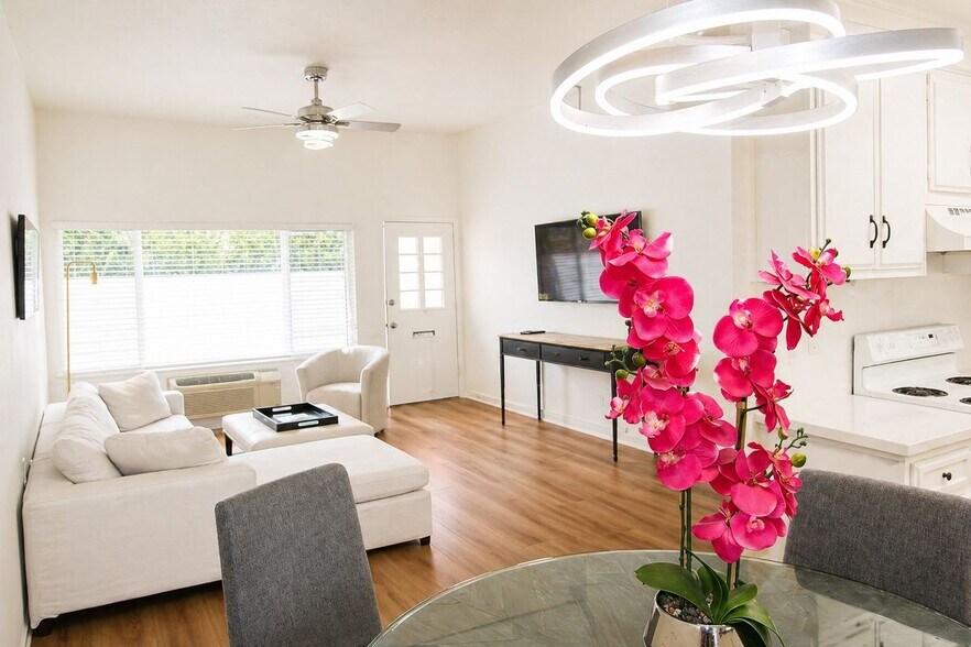 Building Photo - 950 Avenida Carmel