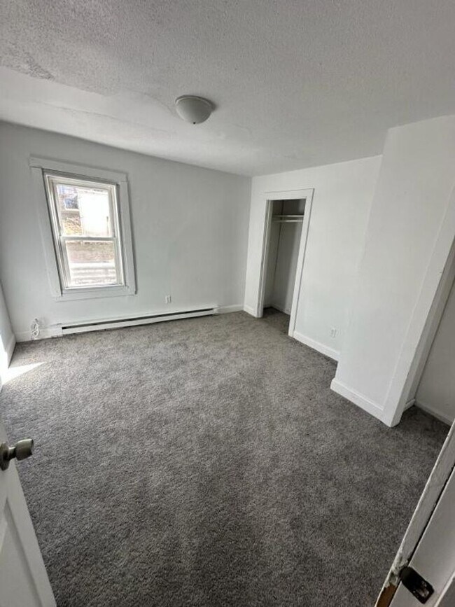 Building Photo - 14-16 bridge ct hardwick