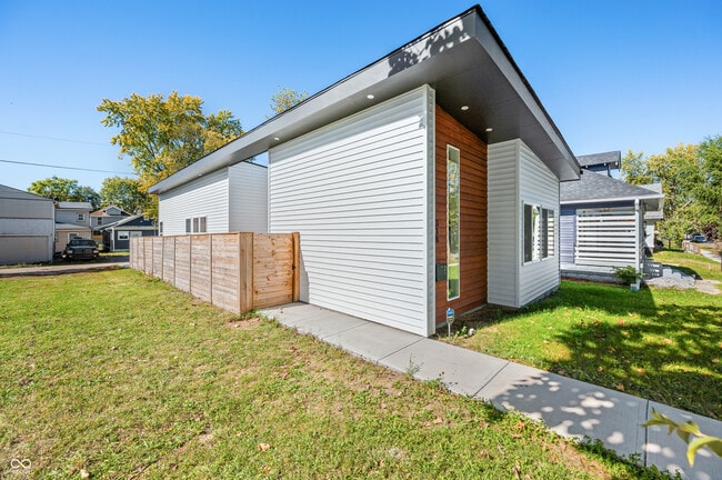 Building Photo - 318 N Tacoma Ave