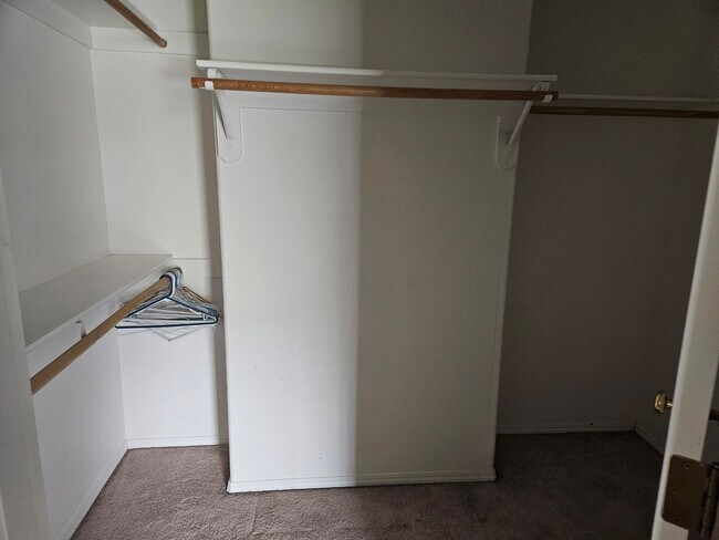 Building Photo - Spacious 4 bedroom, 2 1/2 bath House