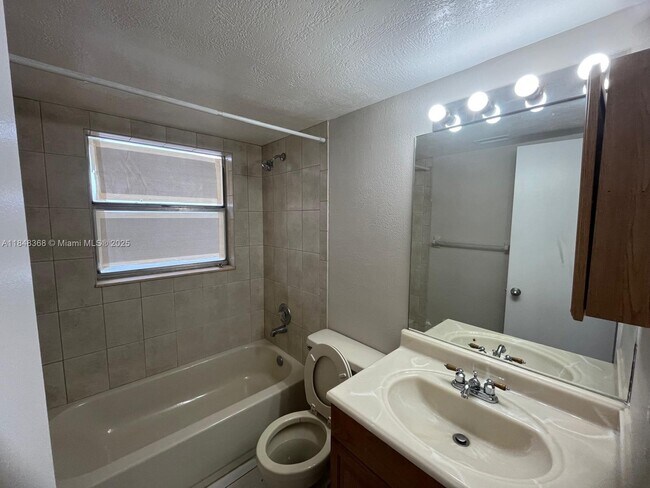 Building Photo - 10172 Twin Lakes Dr