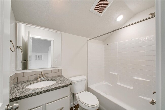 Building Photo - Beautiful 5 Bedroom Home in Nampa, Great L...