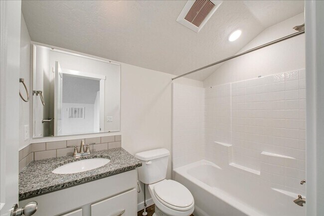 Building Photo - Beautiful 5 Bedroom Home in Nampa, Great Location!