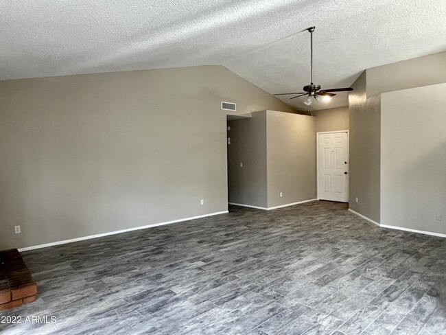 Building Photo - 710 W Cheyenne Dr