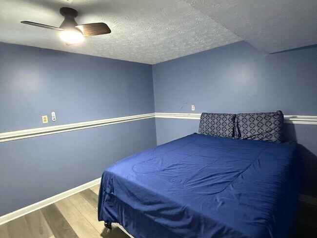 Building Photo - 1733 Ellenwood Dr NE