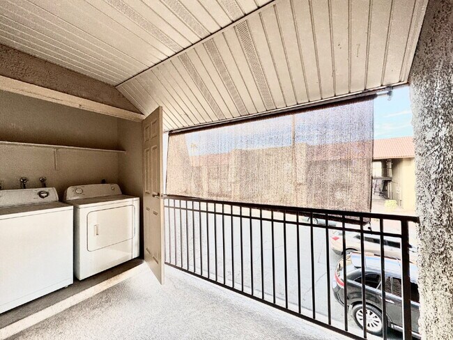 Building Photo - Lovely 2 Bed, 2 Bath Upstairs Condo for Rent in Guard Gated Community!