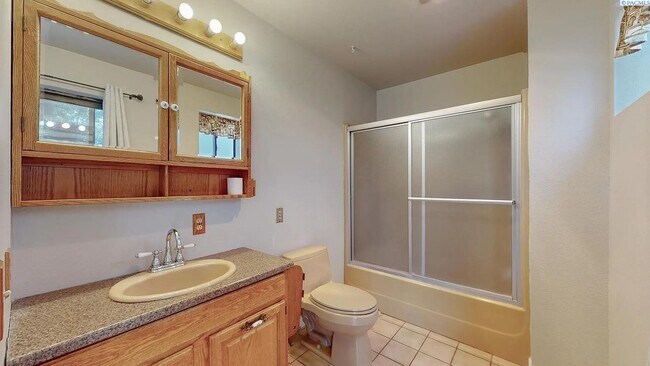 Building Photo - 3 bedroom, 3 bath home in Kennewick