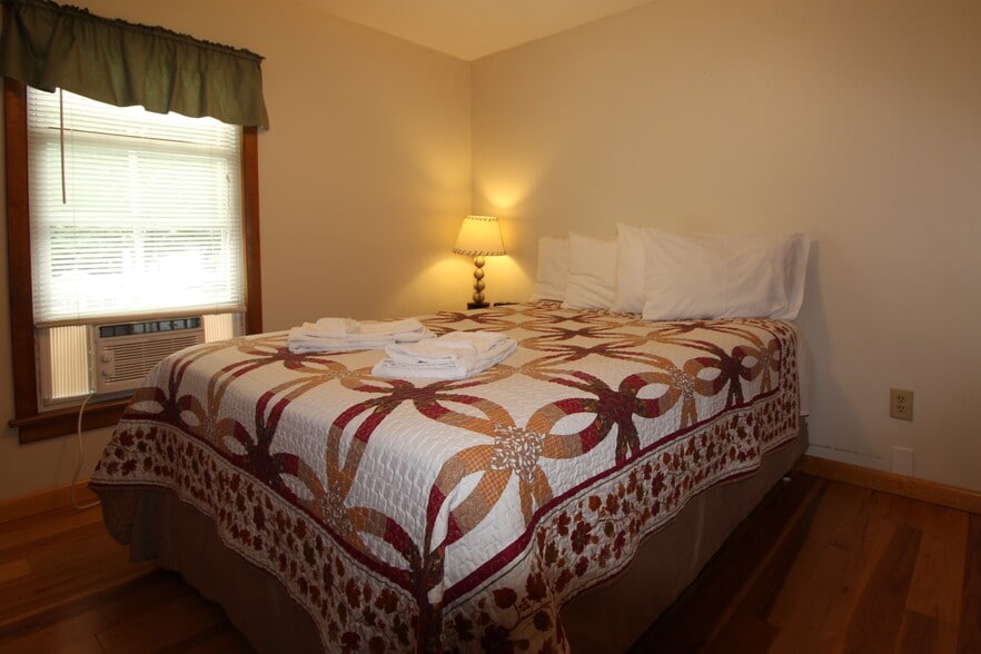 Queen size bed - 48 Miller St