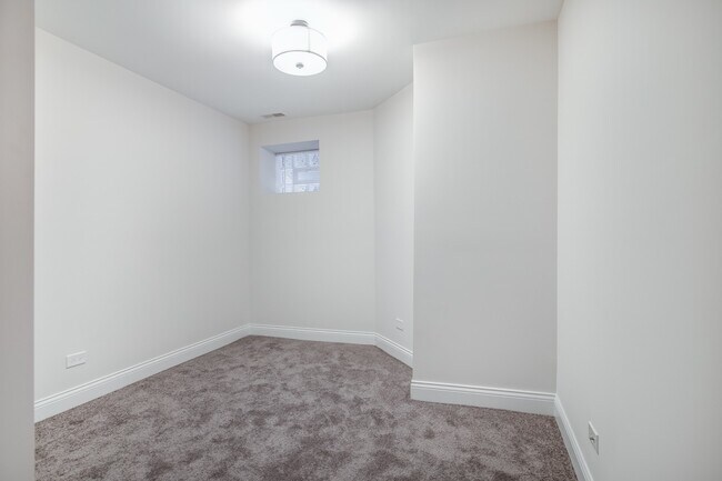 Building Photo - 5407 S Harper Ave