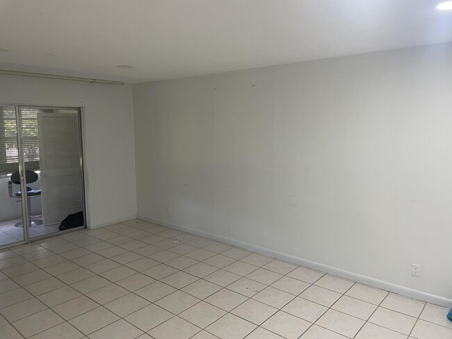 Building Photo - 719 Lori Dr