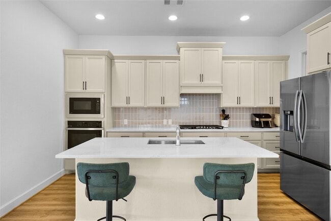Building Photo - 31243 Riley Hts Dr
