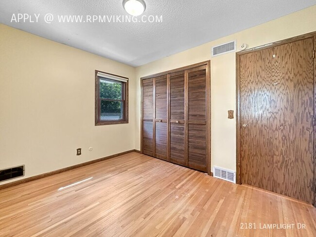 Building Photo - 4br 3ba 2cg ~ Security Deposit Free Altern...