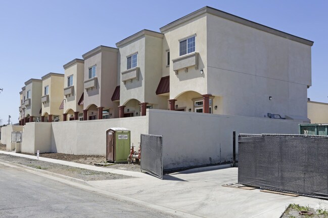 Building Photo - 900 S Dwight Ave