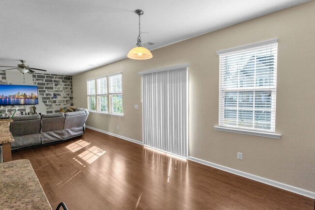 Building Photo - Large fenced yard corner lot - 4 Bedroom home in Moss Grove Plantation