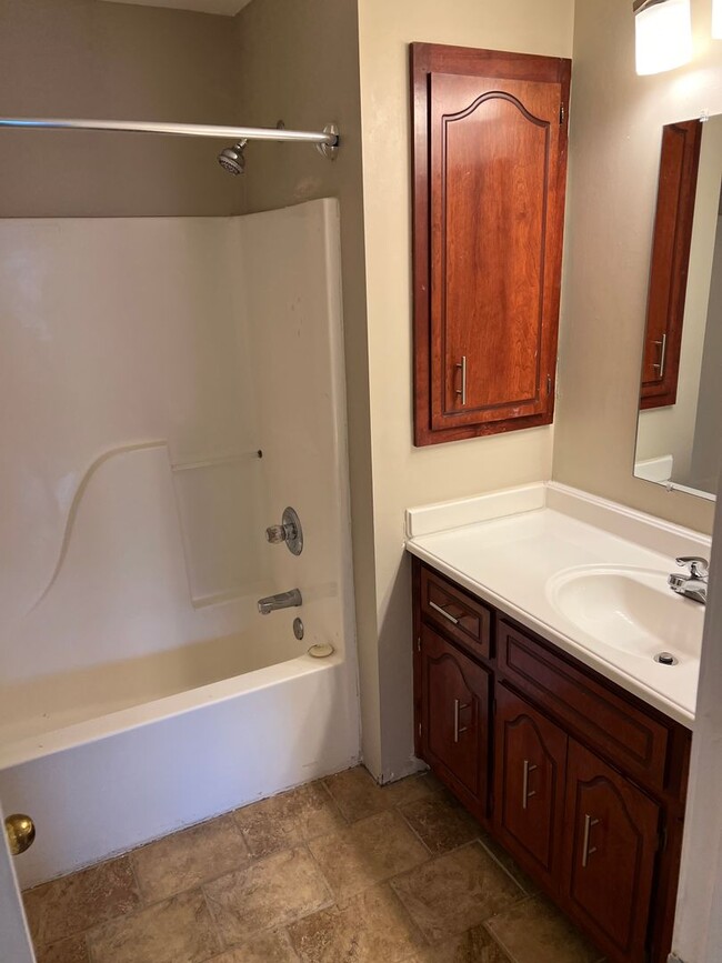 Building Photo - 3 Bed Home Rent Ready