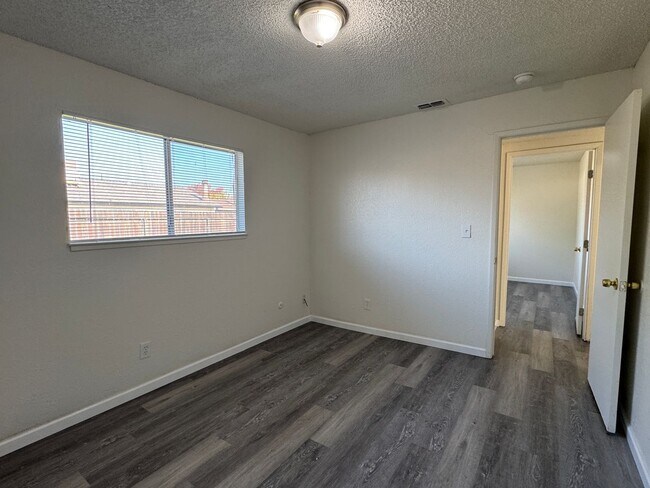 Building Photo - Three Bed, Two Bath Home In North Stockton