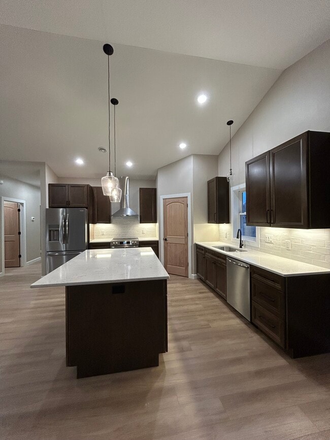 Building Photo - 1112 Reserve St N