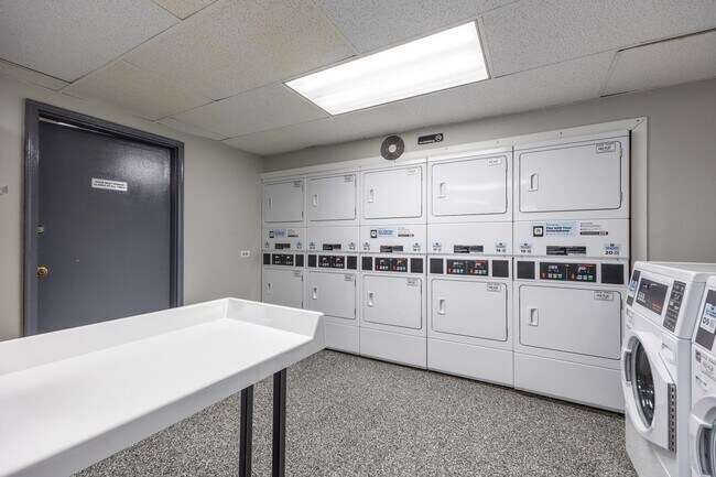 Building Photo - 1140 N La Salle Dr