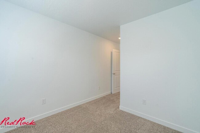 Building Photo - Dog Friendly! 3 Bedroom 2 Bathroom Townhome in Long Valley.