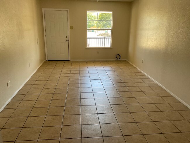 Building Photo - 112 E Crest Dr