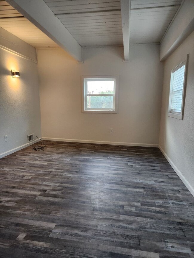 Building Photo - Completely remodeled! Fresh unit!