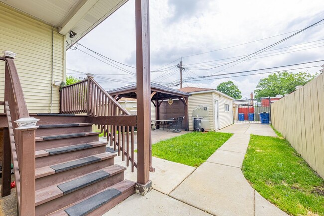 Building Photo - 1223 S 57th Ct