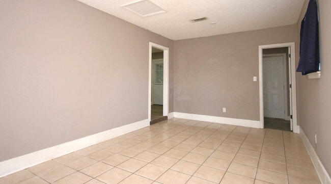 Building Photo - Beautifully Renovated 3-Bed, 1.5-Bath Home with Screened Porch in Desirable Pace Location