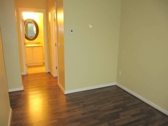 Building Photo - Gorgeous 1 bd Condo located in a prime loc...