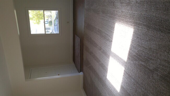 Building Photo - 5009 Hoagland Ave