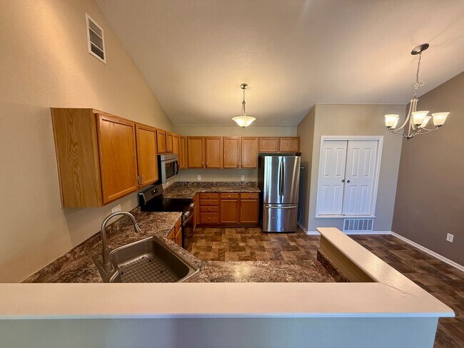 Building Photo - Spacious, Updated 2BR / 2 BA Condo in Gated Community!