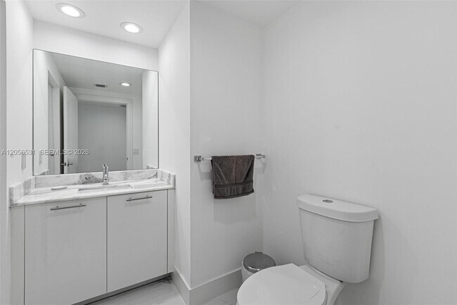 Building Photo - 950 Brickell Bay Dr