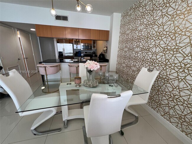 Building Photo - 1750 N Bayshore Dr