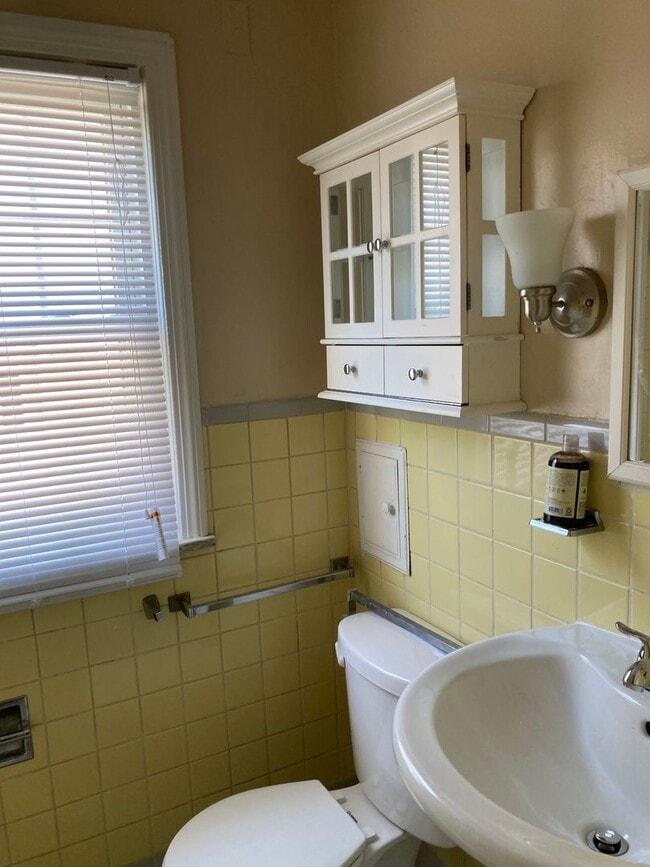Building Photo - 4 Bedroom South Euclid House for Rent