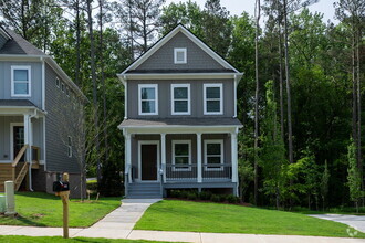 Building Photo - "Spacious 4-Bedroom Retreat with 3.5 Baths...