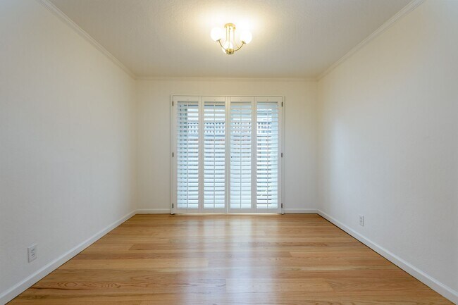 Building Photo - Los Altos 4bd/2.5bth Ranch Home on University Ave.